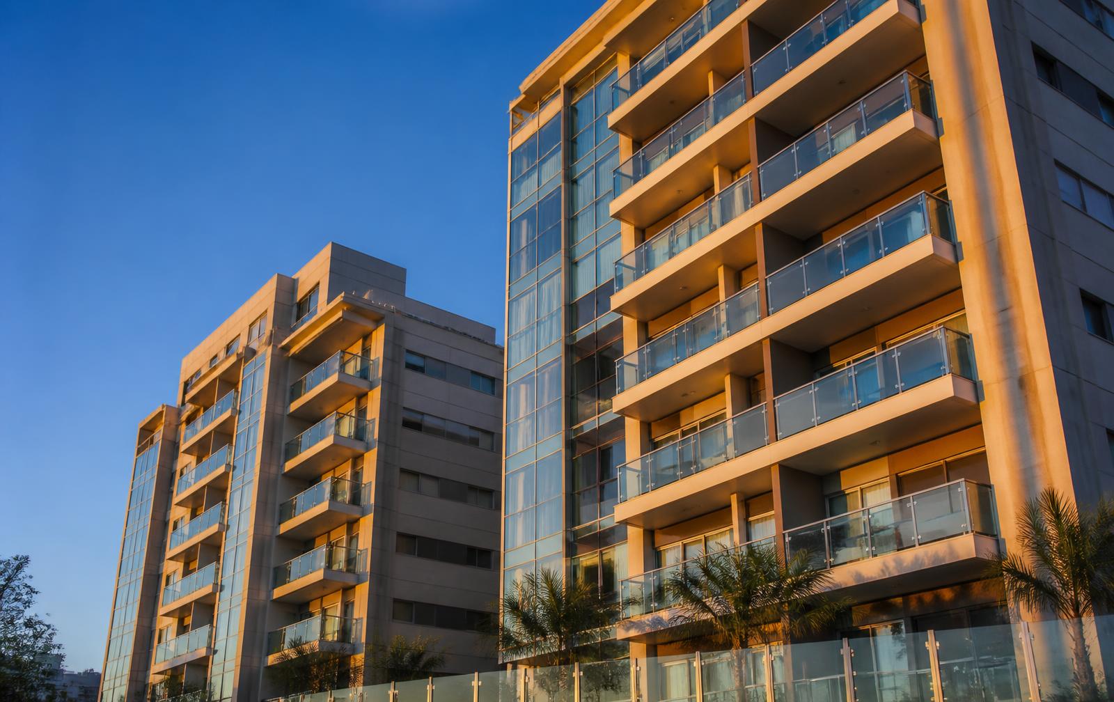 Prédios residenciais modernos ao pôr do sol